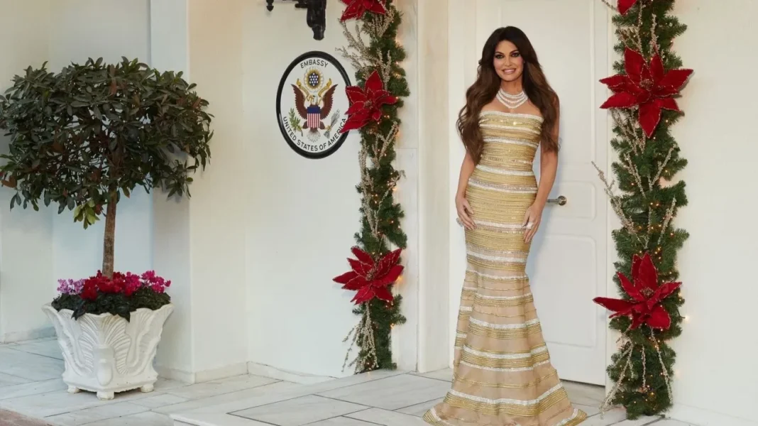 «Ο Θεός να ευλογεί τις ΗΠΑ και την Ελλάδα»: Οι ευχές της Γκίλφοϊλ για τα Χριστούγεννα