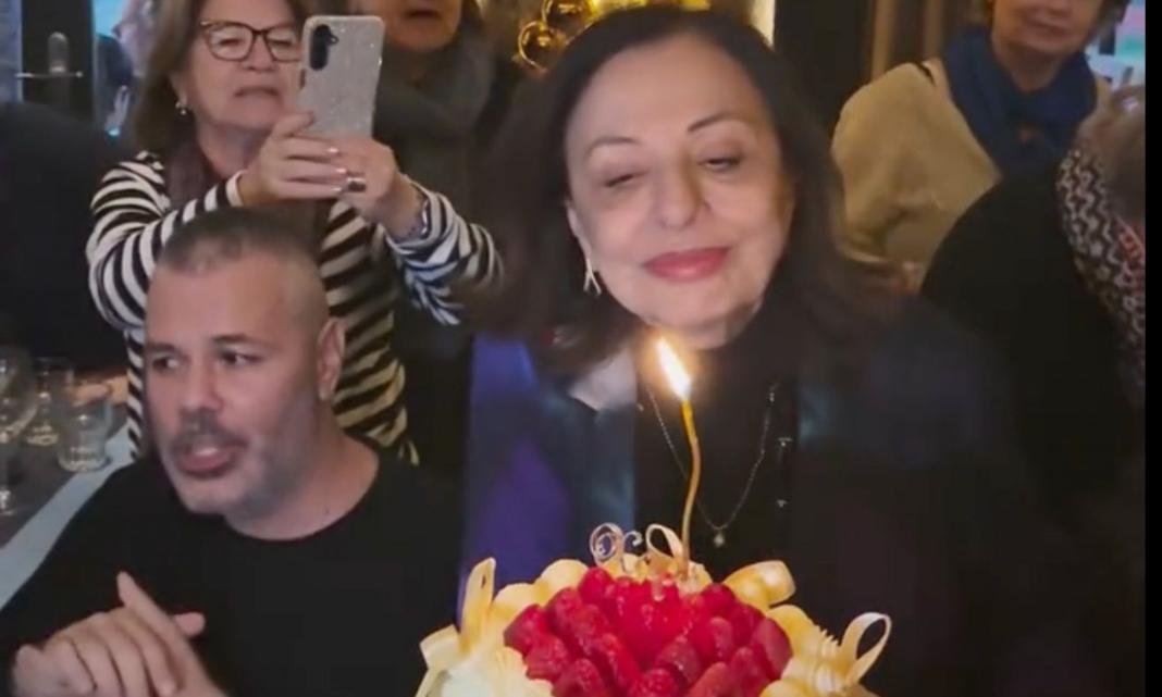 Χάρις Αλεξίου: Γιόρτασε τα 75α της γενέθλια με αγαπημένους φίλους και… ένα ρετρό λεωφορείο