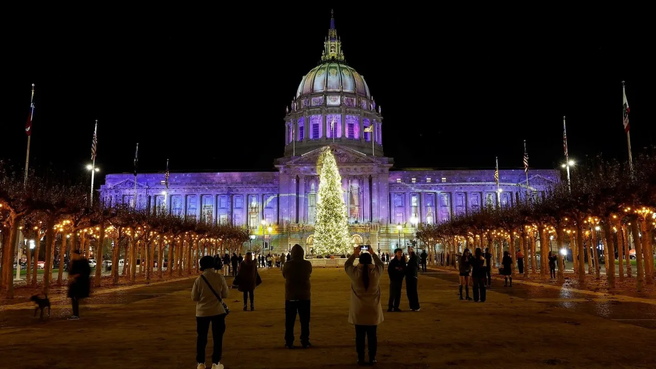 To Σαν Φρανσίσκο έβαλε τα γιορτινά του για τα Χριστούγεννα – Εντυπωσιακές εικόνες