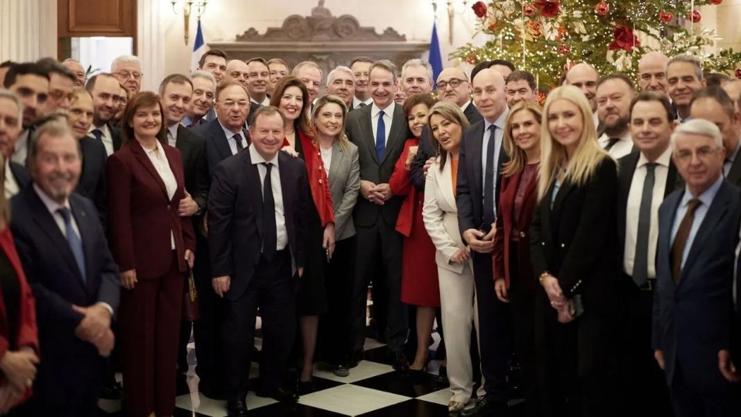 Ανταλλαγές δώρων στο Μαξίμου μεταξύ Μητσοτάκη και βουλευτών – Τι πήρε ο πρωθυπουργός