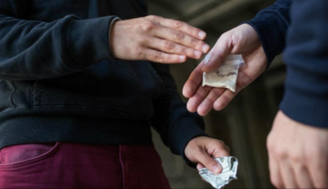 Πώς τα ανήλικα βαποράκια πουλούσαν ναρκωτικά στο σχολείο: Οι απειλές, τα βασανιστήρια και το… δικαίωμα της σιωπής