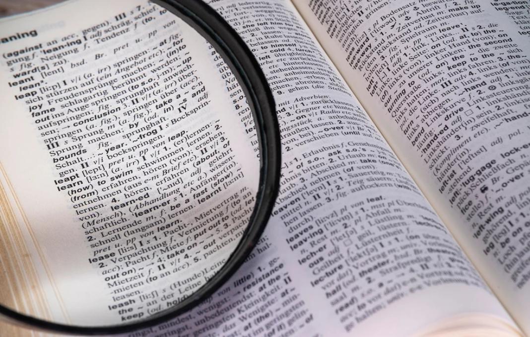 Ποια είναι η λέξη της χρονιάς για το 2025 σύμφωνα με το αμερικανικό λεξικό Merriam-Webster