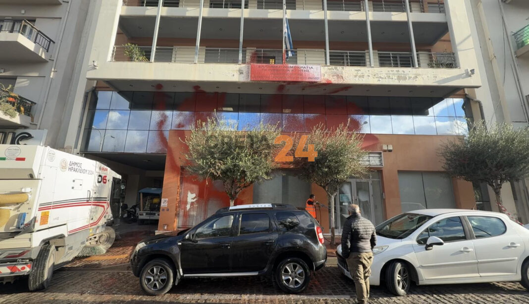 Ηράκλειο: Τι κατέγραψαν οι κάμερες από την επίθεση με μπογιά στη Διεύθυνση Αγροτικής Ανάπτυξης – τι δήλωσε ο Νίκος Συριγωνάκης