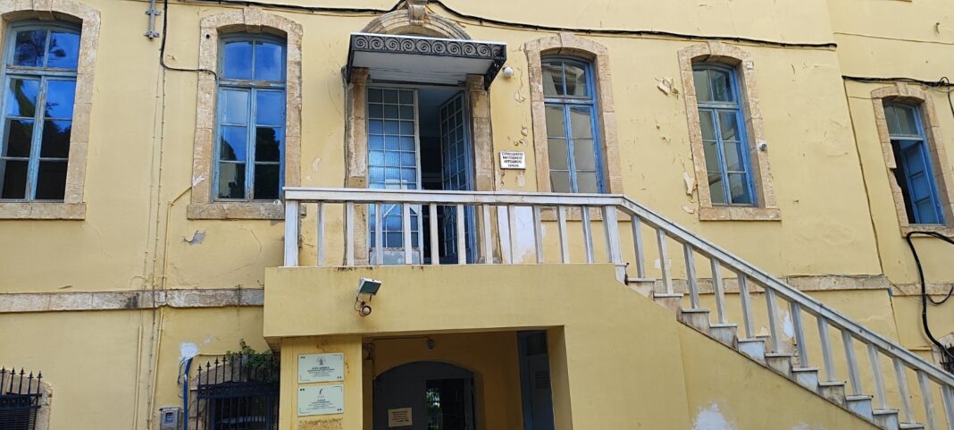 Χανιά: Καταδικάστηκε ερήμην ο «κβαντικός ερευνητής» που υποσχόταν ότι θα εντοπίσει τον αγνοούμενο γιατρό