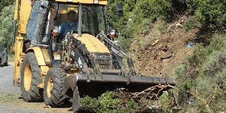 Ρέθυμνο: Εργασίες καθαρισμού τάφρων και πρανών στην Επαρχιακή Οδό 32