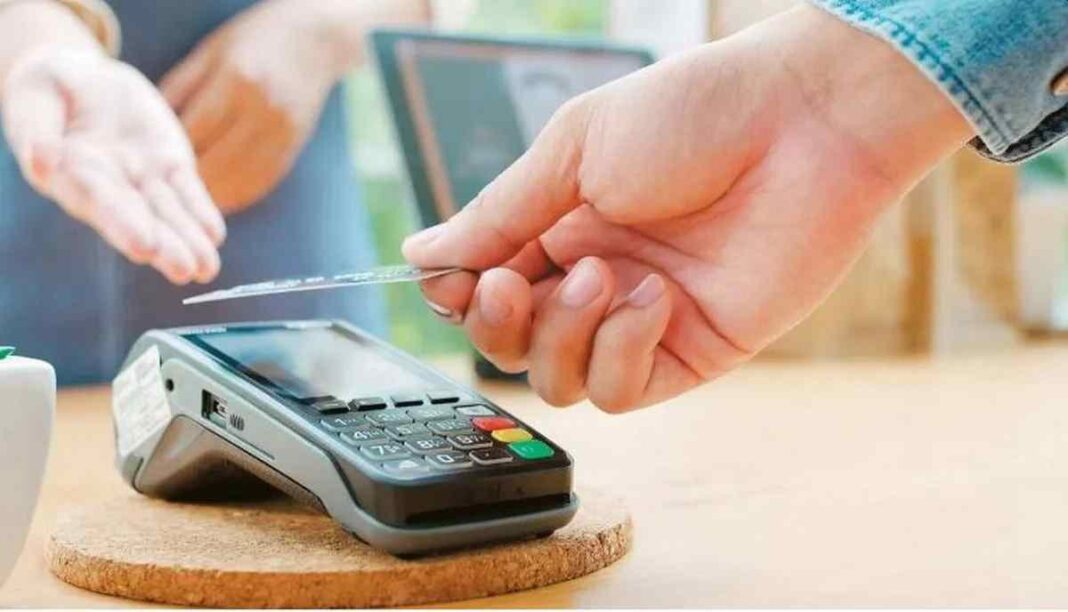 Ηλεκτρονικές αποδείξεις: Ποιοι γλιτώνουν, ποιοι κινδυνεύουν με έξτρα φόρο