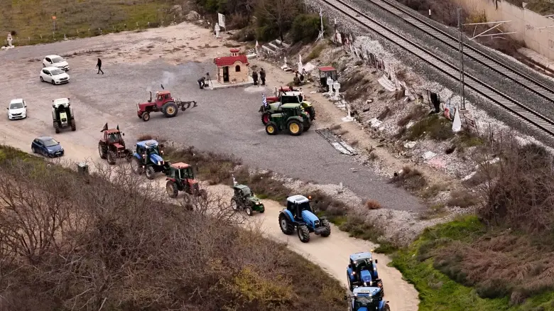 Αγρότες: Απέτισαν φόρο τιμής στο μνημείο για τα θύματα των Τεμπών