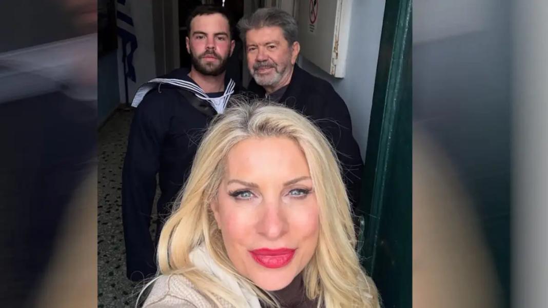 H Ελένη Μενεγάκη στην ορκωμοσία του Άγγελου Λάτσιου στο Ναυτικό με τον Γιάννη Λάτσιο και τον Μάκη Παντζόπουλο