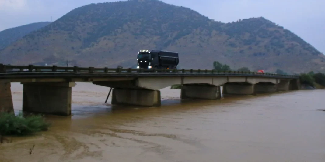 Κακοκαιρία Byron: Υπερχείλησε ο Ενιπέας ποταμός, ήχησε το 112 για εκκένωση σε έναν οικισμό -Άλλοι 5 σε ετοιμότητα