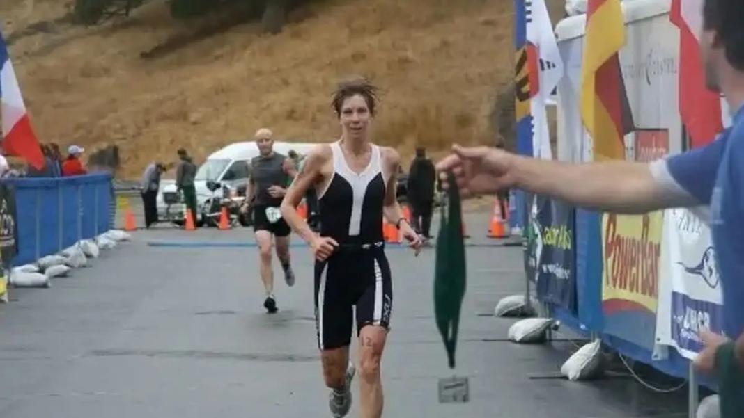 Φρικτός θάνατος για αθλήτρια του τριάθλου: Την κατασπάραξε καρχαρίας ενώ κολυμπούσε με τον σύζυγό της