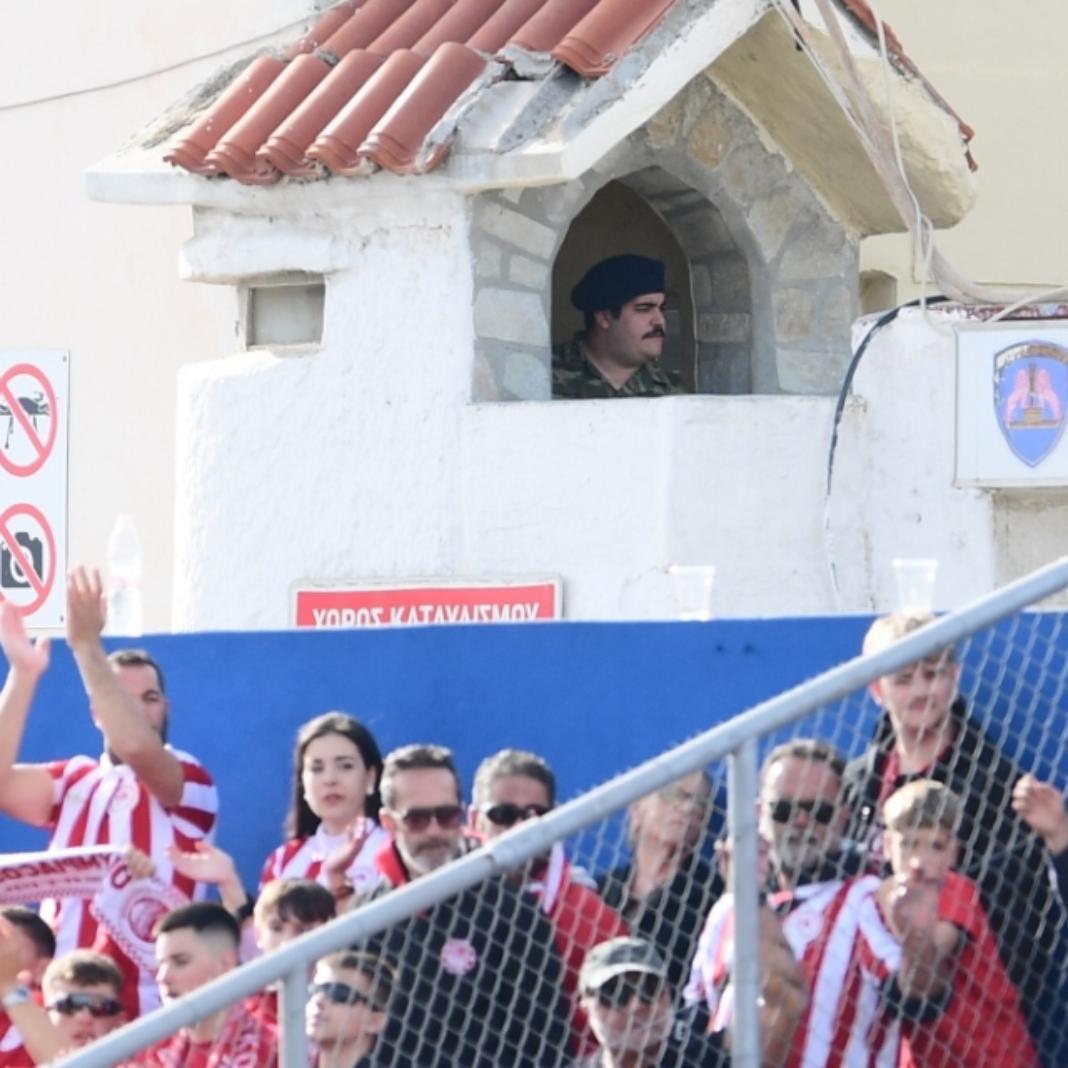 Επικό σκηνικό στη Σύρο: Φαντάρος βλέπει από τη σκοπιά το ματς του Ολυμπιακού!