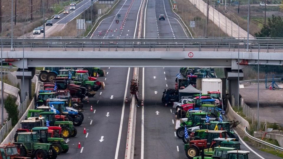 Μετ εμποδίων η έξοδος των εκδρομέων – Τα αγροτικά μπλόκα και οι εναλλακτικές διαδρομές