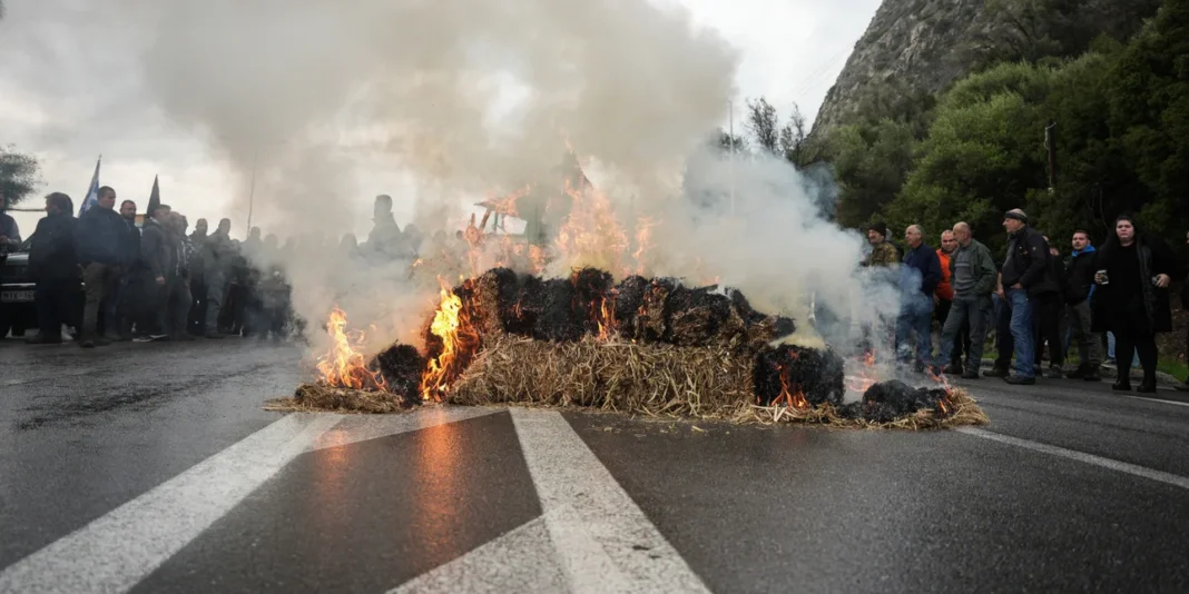 Αυξάνουν τα μπλόκα οι αγρότες -Έκλεισαν την Εθνική Οδό στις Μικροθήβες, έβαλαν φωτιά σε άχυρα