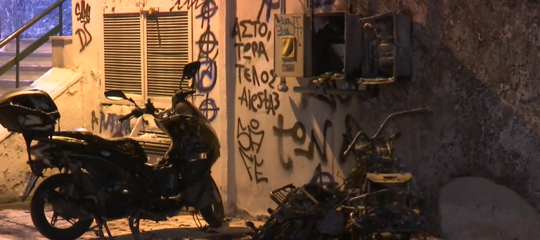 Θεσσαλονίκη: Πυρκαγιά σε είσοδο πολυκατοικίας -Τρεις μηχανές καταστράφηκαν ολοσχερώς