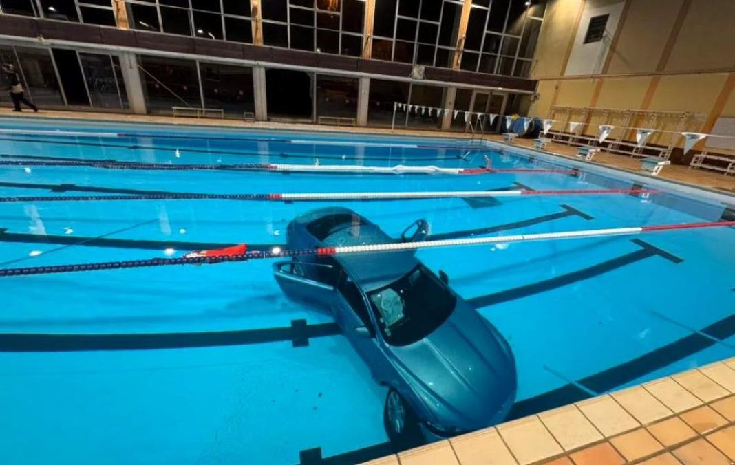 Γαλλία: Αυτοκίνητο κατέληξε… στον πάτο δημοτικής πισίνας – Η οδηγός μπέρδεψε το γκάζι με το φρένο