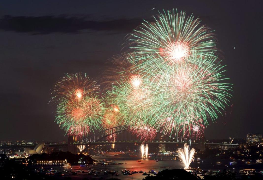 Από τα σταφύλια μέχρι το σπάσιμο πιάτων: Τα πιο ασυνήθιστα έθιμα της Πρωτοχρονιάς