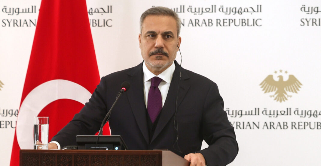 Χακάν Φιντάν στη Συρία: Διέκοψαν άρον-άρον τις δηλώσεις του, συγγνώμη ζήτησε η Δαμασκός