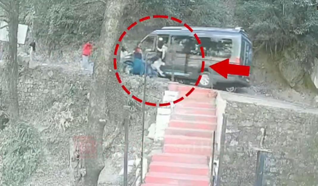 Τρόμος για τουρίστες που σώθηκαν την τελευταία στιγμή από λεωφορείο που κατρακυλούσε σε φαράγγι