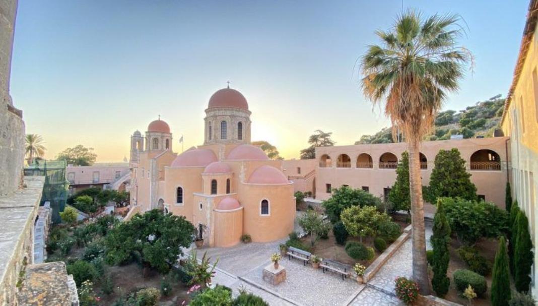 Χανιά: Αθώος ο ηγούμενος της Μονής Αγίας Τριάδος για συκοφαντική δυσφήμιση, απειλή και εξύβριση