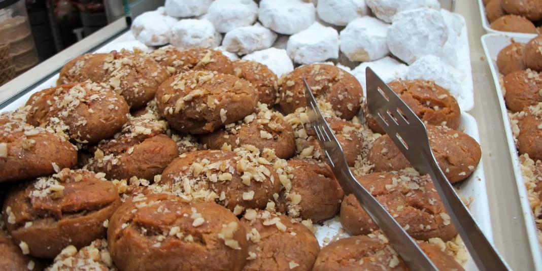 Μελομακάρονα, κουραμπιέδες, δίπλες: Πόσο κοστίζουν φέτος τα παραδοσιακά γλυκά των Χριστουγέννων