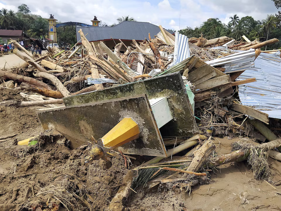 Ινδονησία: 631 νεκροί και 1 εκατομμύριο ξεριζωμένοι από τις πλημμύρες – 472 αγνοούμενοι