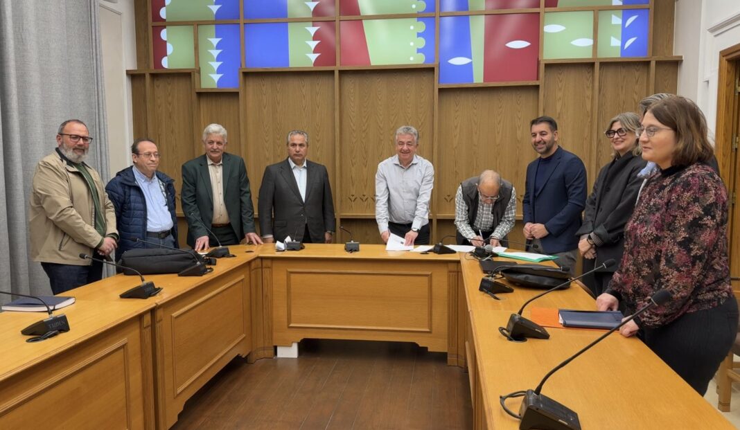 Έπεσαν οι υπογραφές για την αναβάθμιση της πρόσβασης στο Δικταίον Άντρο και την ανάπλαση τριών οικισμών στο Οροπέδιο Λασιθίου