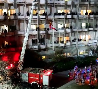 «Ιπτάμενοι Αγιοβασίληδες» σκόρπισαν χαρά στα παιδιά που νοσηλεύονται στο ΠΑΓΝΗ (βίντεο)