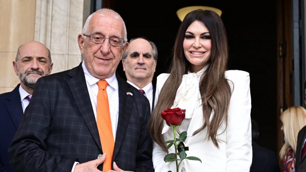 Με ένα κόκκινο τριαντάφυλλο υποδέχτηκε στη Βουλή την Κίμπερλι Γκιλφόιλ ο Νικήτας Κακλαμάνης – Βίντεο