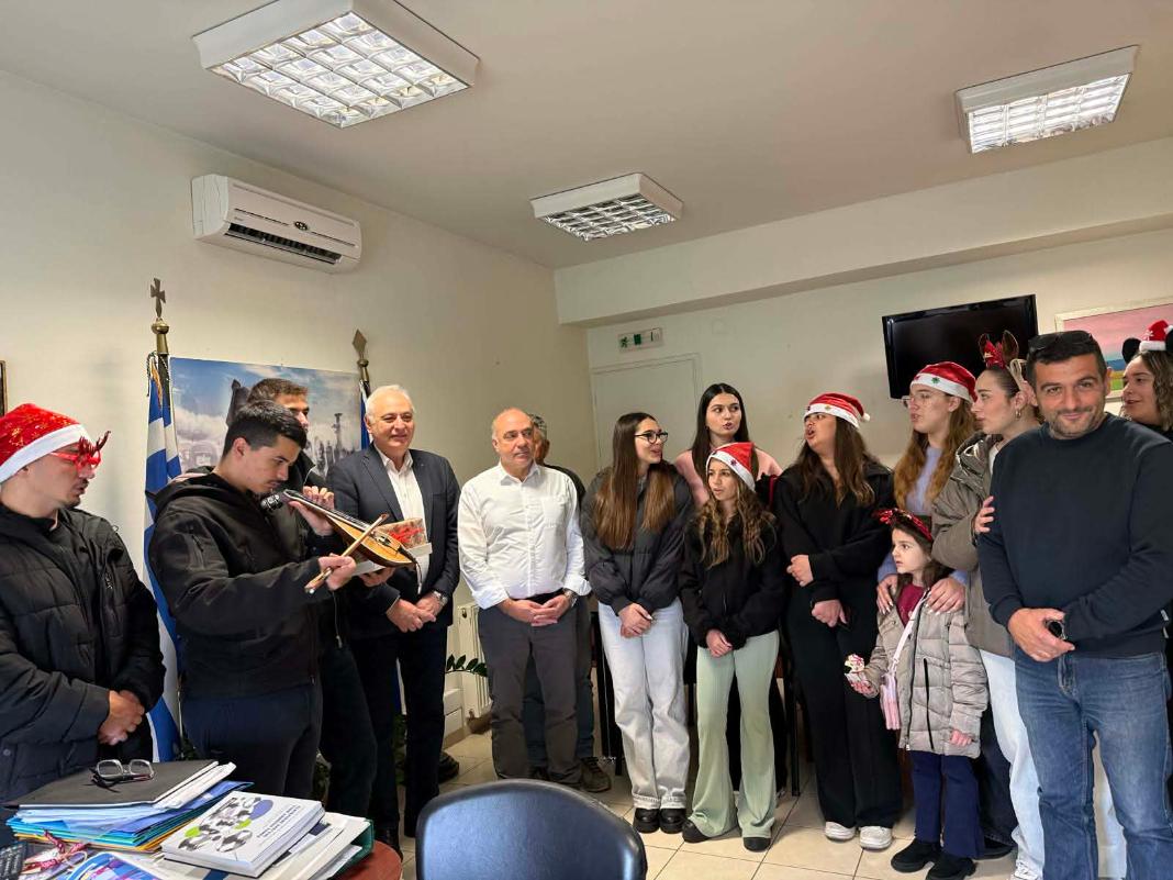 Χριστουγεννιάτικα κάλαντα συνοδεία κρητικής λύρας στον Δήμαρχο Παύλο Μπαριτάκη από μαθητές