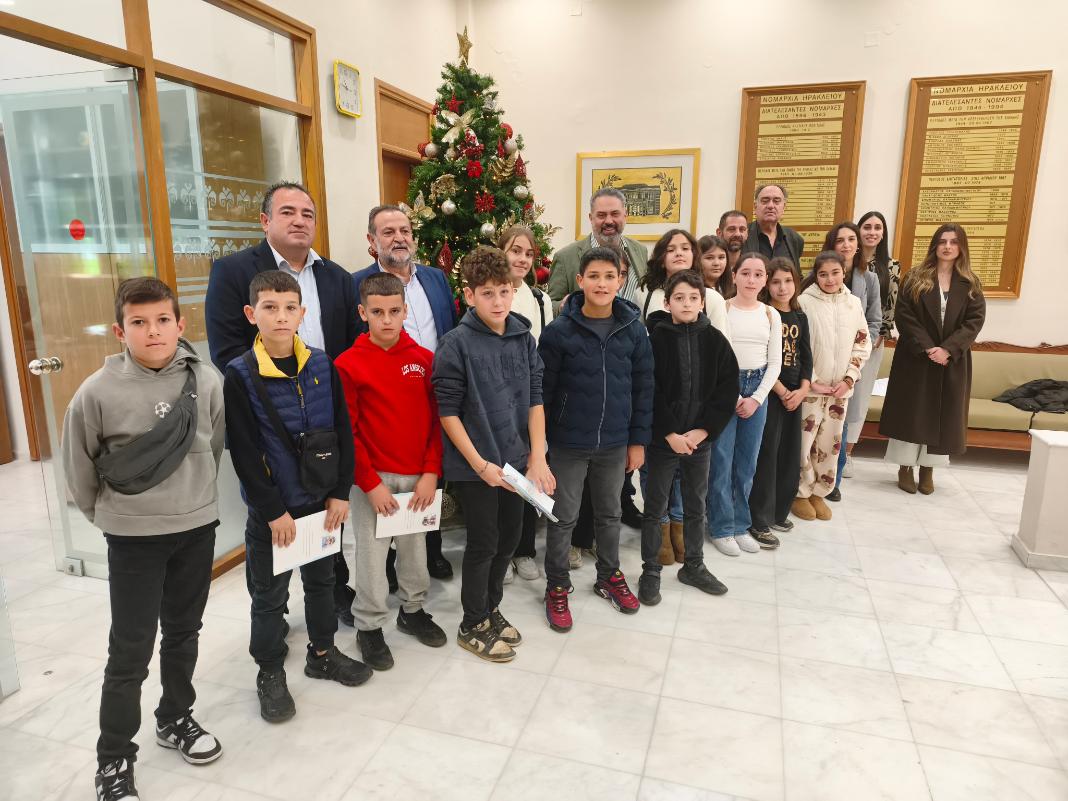 Ηράκλειο: Μαθητές έψαλαν κάλαντα που τραγούδησαν Κρητικοί στρατιώτες των Βαλκανικών πολέμων – Βίντεο