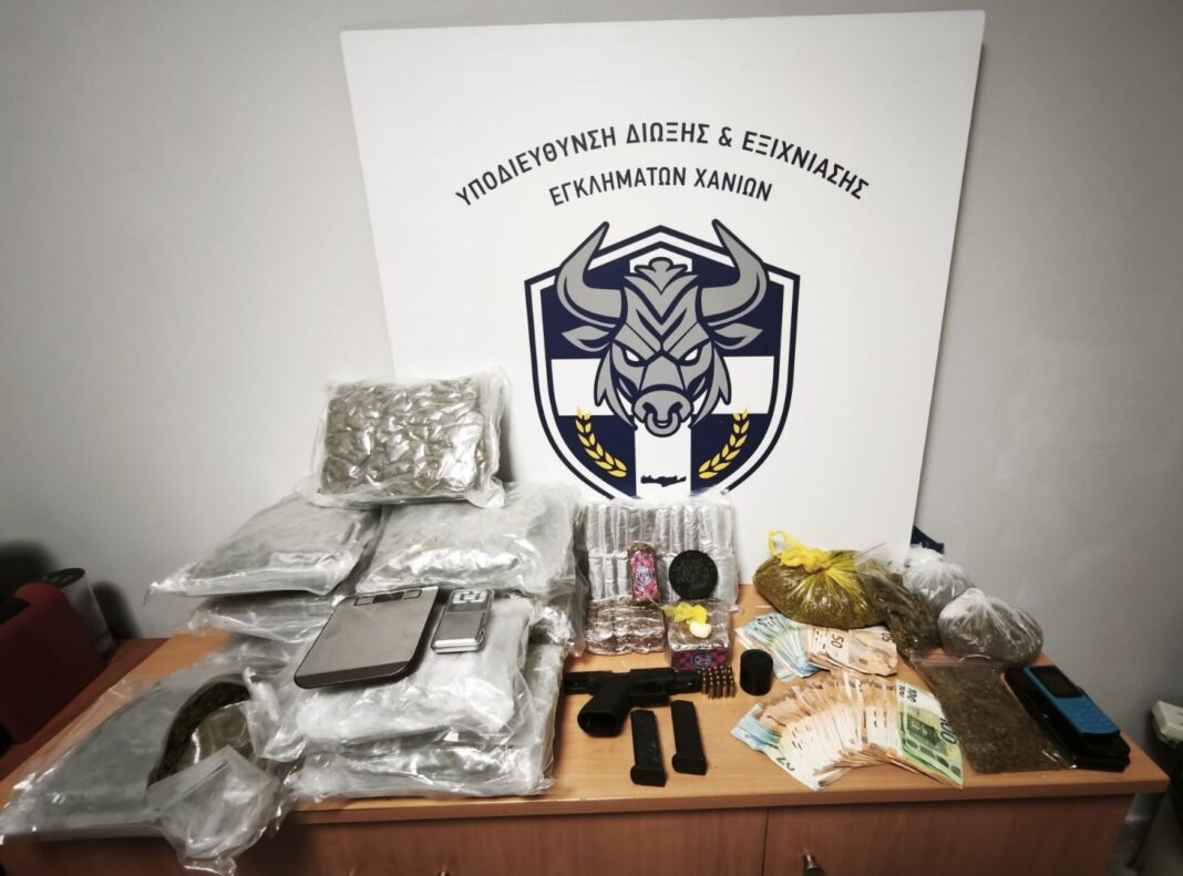 Χειροπέδες σε 22χρονο που ήταν «φορτωμένος» με κάνναβη, κοκαΐνη, όπλα και χρήματα