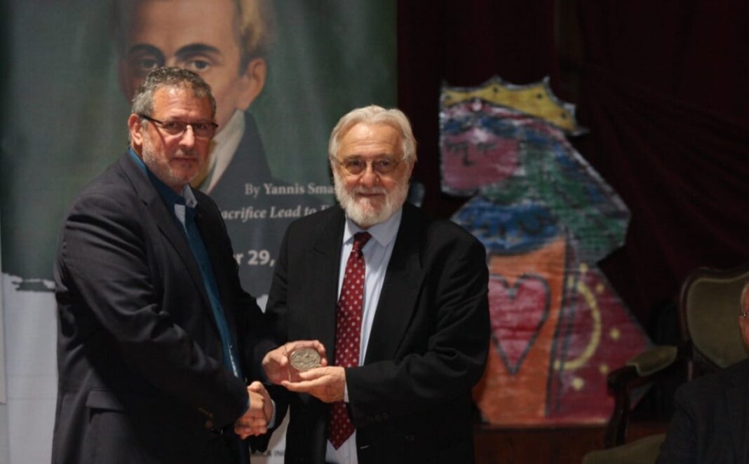 Τον Γιάννη Σμαραγδή τίμησε το Παγκόσμιο Συμβούλιο Κρητών στη Νέα Υόρκη