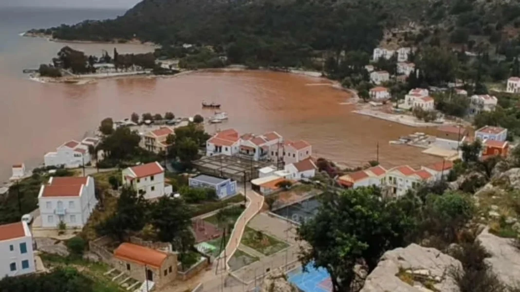 «Καταρράκτες» τα νερά από την κακοκαιρία στο Καστελόριζο: Έγινε κόκκινη από τις λάσπες η θάλασσα