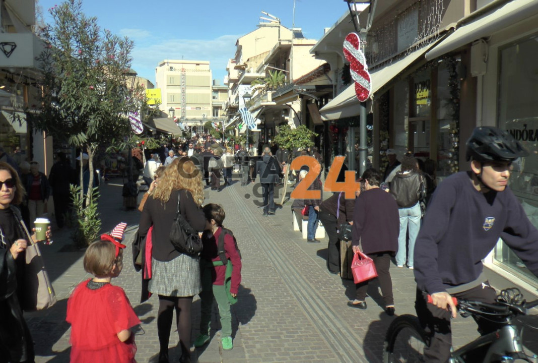 Το κέντρο των Χανίων πλημμύρισε από κόσμο για τα ψώνια της τελευταίας στιγμής