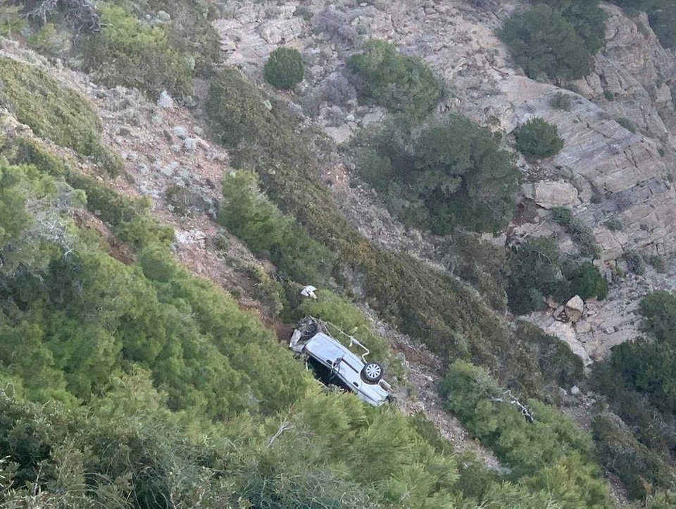 Ηράκλειο: Αγροτικό έπεσε σε γκρεμό 100 μέτρων!