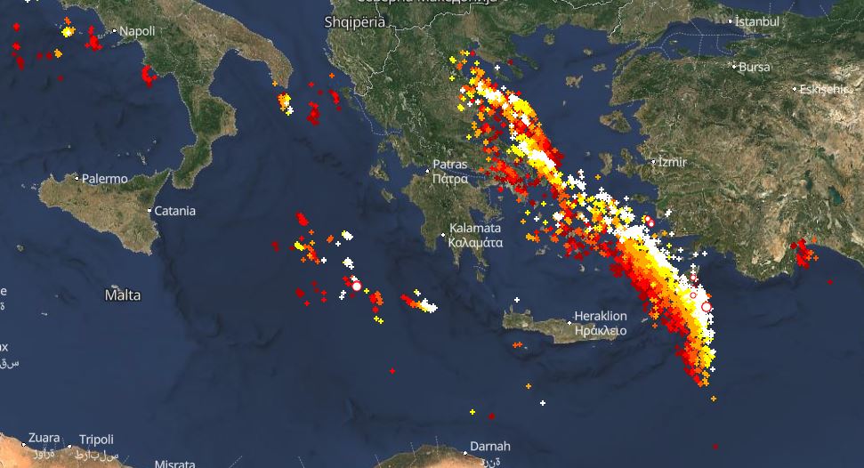 Κακοκαιρία Byron: Προσοχή στους κεραυνούς – Δείτε LIVE πού υπάρχει έντονη δραστηριότητα