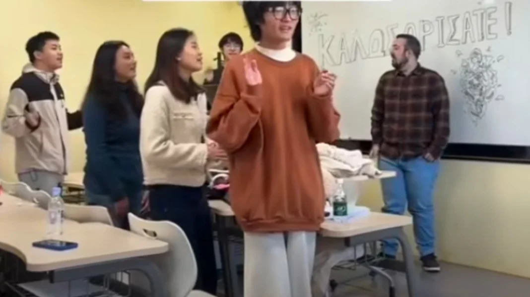 Κινέζοι φοιτητές τραγουδούν σε άπταιστα ελληνικά το «Άσπρα καράβια» – Δείτε το βίντεο