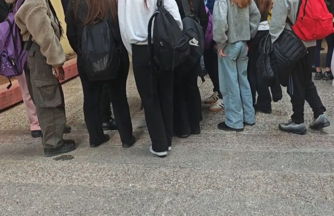 Συνελήφθη η 16χρονη που μαχαίρωσε τη συμμαθήτριά της – «Της έκαναν bullying» υποστηρίζει η αδερφή της