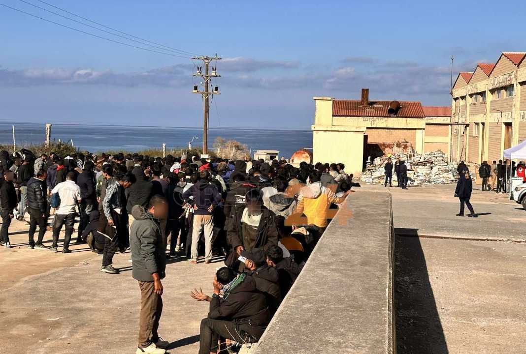 Δεκάδες μετανάστες σε παραλία της Γαύδου – Εκατοντάδες στην Κιτρένωση, πιέζονται Αγιά και «Ψυγείο»