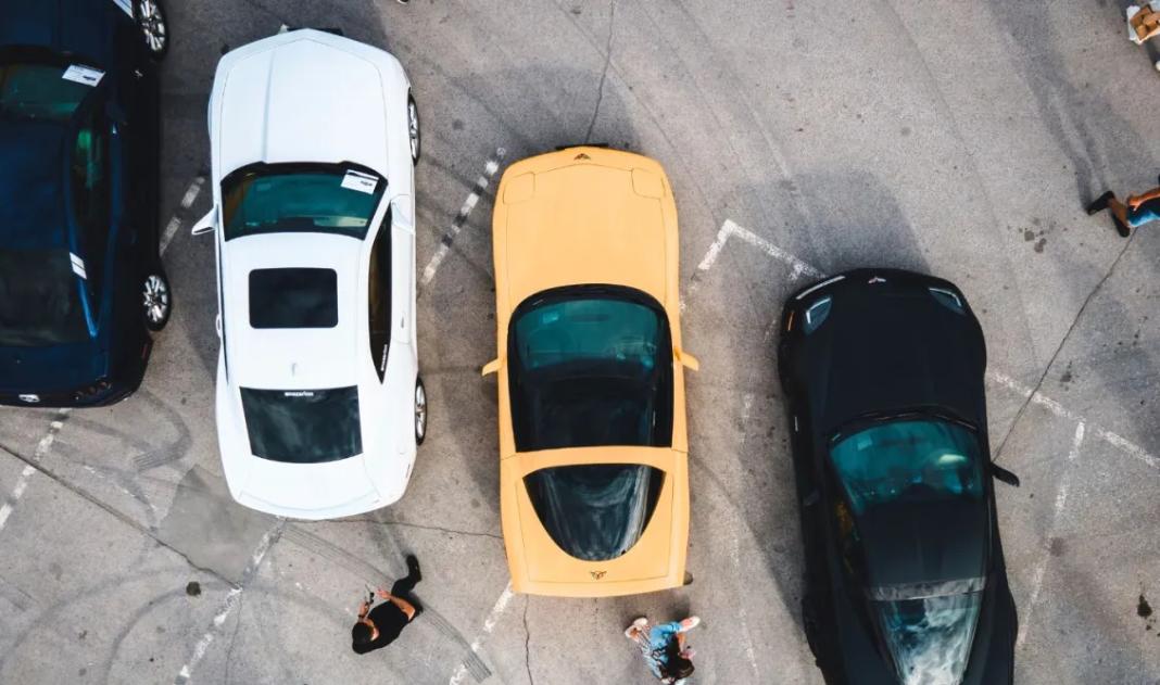 Κλήσεις σε σούπερ μάρκετ: Βαριά πρόστιμα για παράνομη στάθμευση σε θέσεις φόρτισης