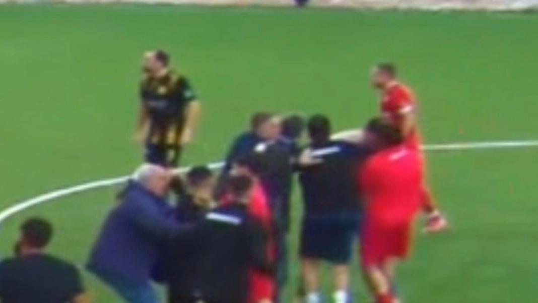 Χαμός στο Χερσόνησος – Εργοτέλης: Ο Ηλίας Κώτσιος, κουτούλησε αντίπαλο – Βίντεο