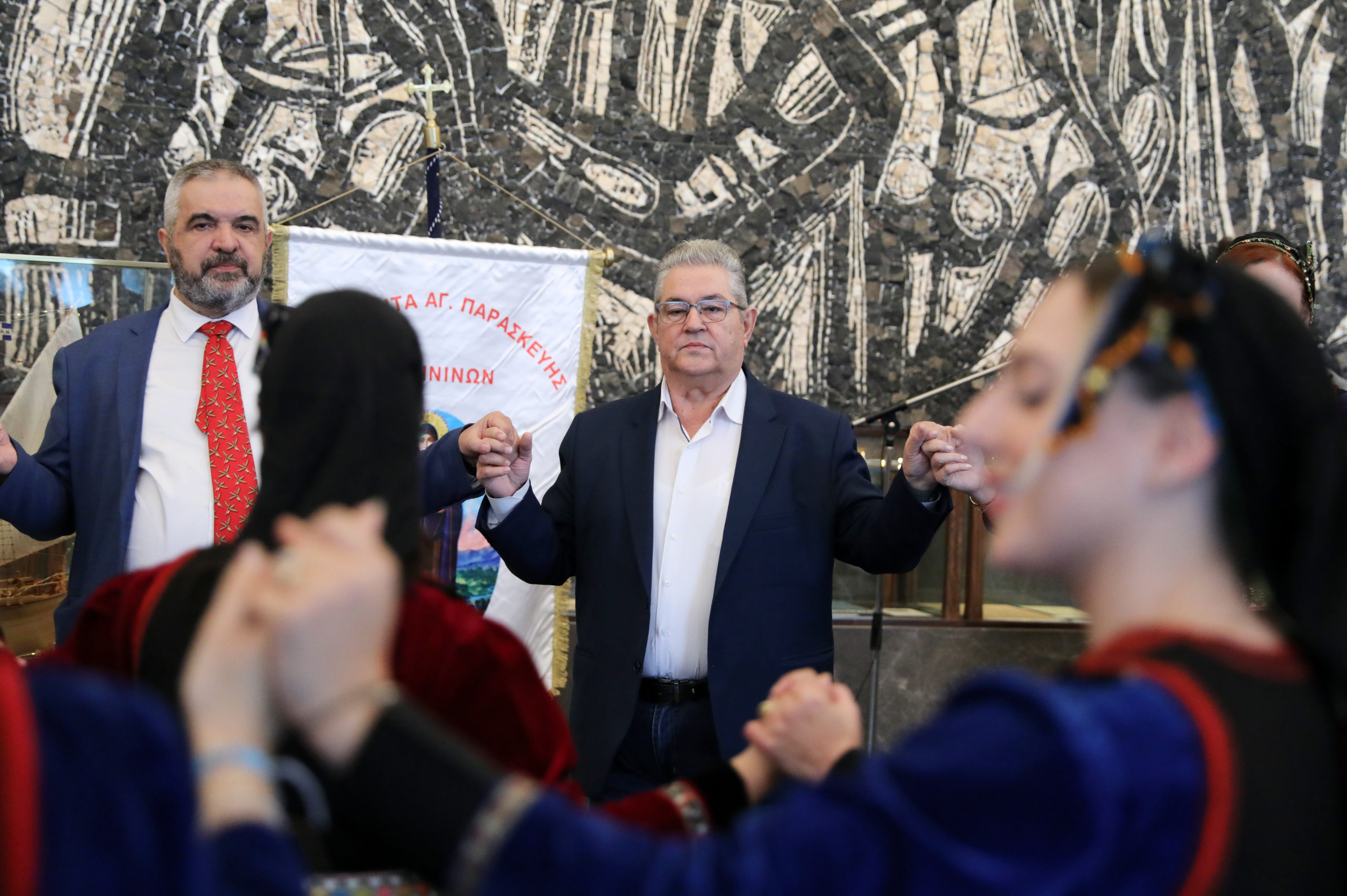 Άκουσε κάλαντα και έσυρε τον χορό ο Δημήτρης Κουτσούμπας