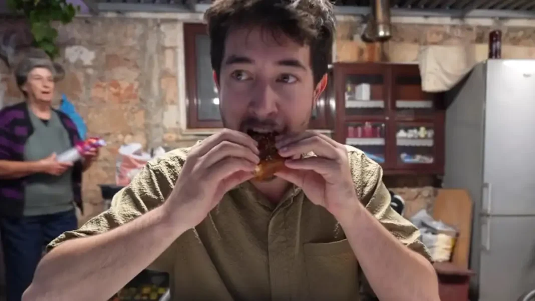 Κρήτη: Καναδός youtuber και vlogger πήγε σε ρακοκάζανο στα Χανιά δοκίμασε αντικρυστό και ξετρελάθηκε