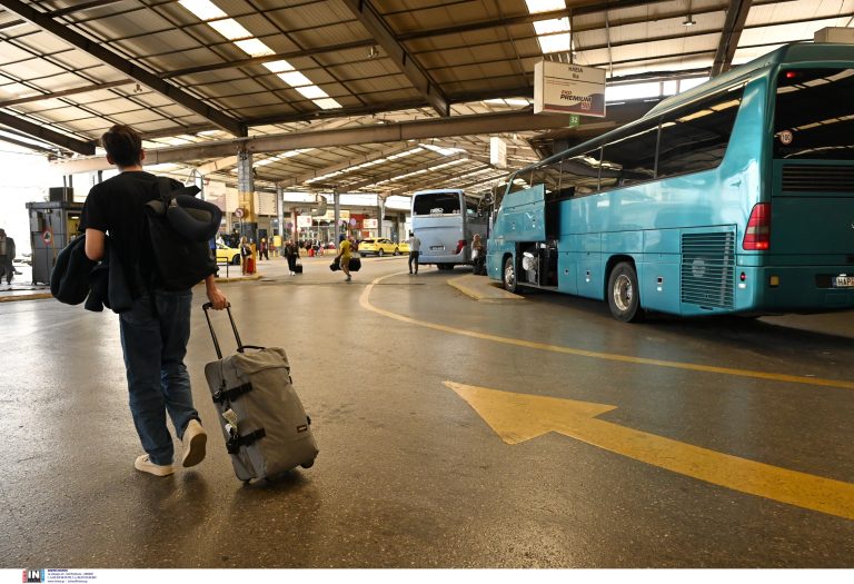 Συνελήφθη 20χρονος στην Αθήνα που μετέφερε καλάσνικοφ σε λεωφορείο