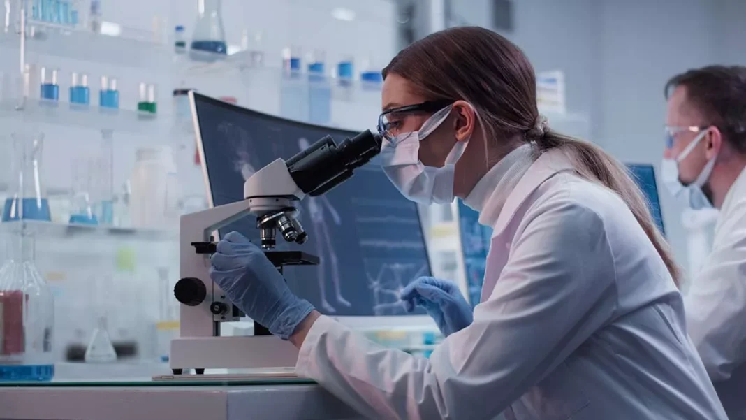 HIV: Σε ύφεση ο ιός σε 60χρονο μετά από μεταμόσχευση βλαστοκυττάρων