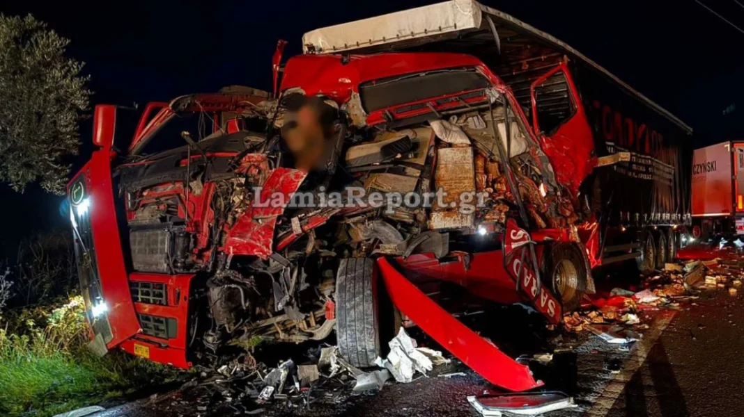 Σφοδρό τροχαίο με δύο νταλίκες και ένα αυτοκίνητο στην Αμφίκλεια με δύο τραυματίες