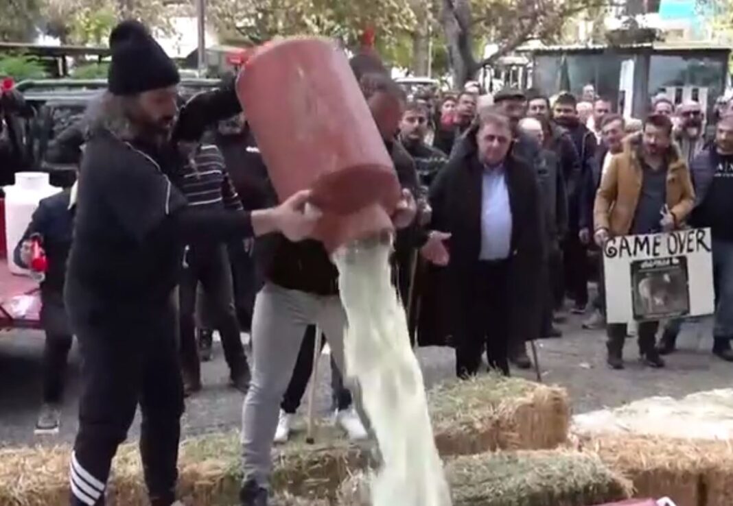 Λάρισα: Κτηνοτρόφοι πέταξαν γάλα, σιτάρι και σανό στην κεντρική πλατεία