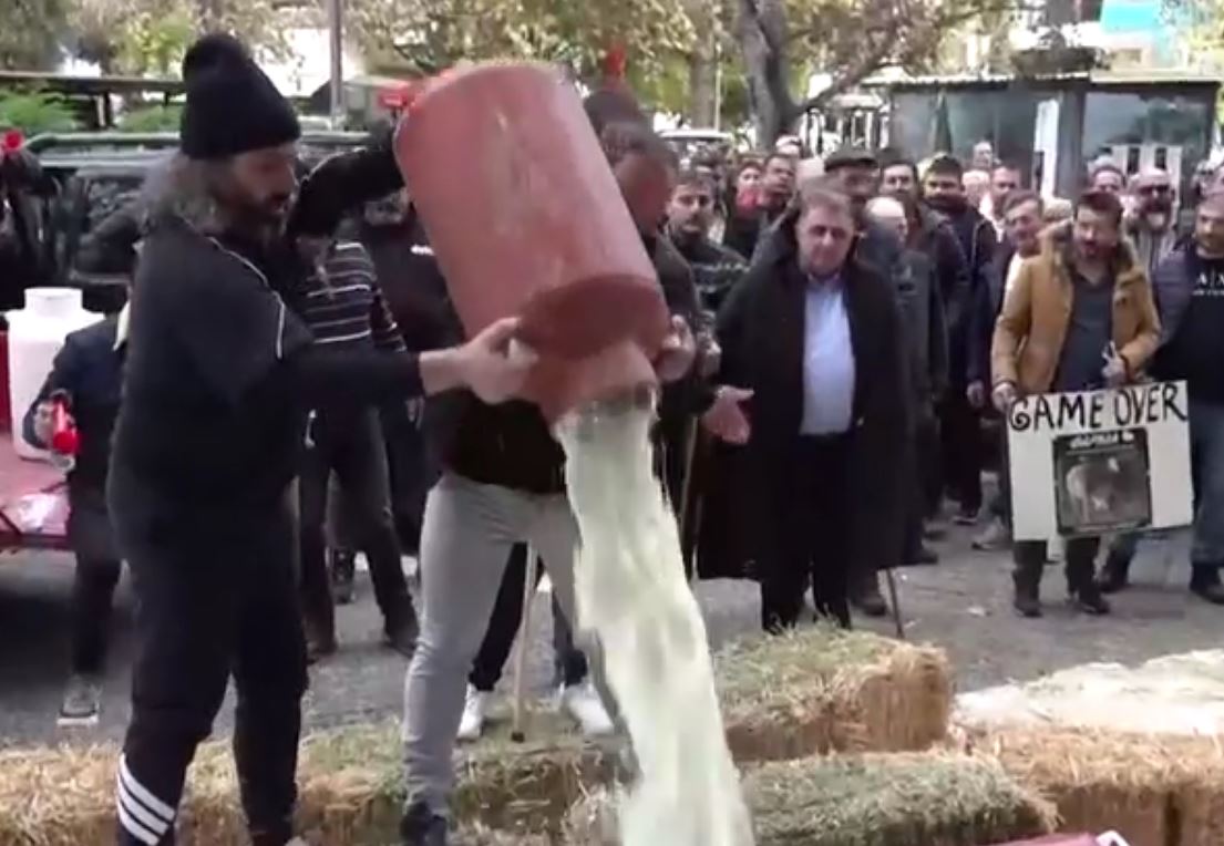 Λάρισα: Κτηνοτρόφοι πέταξαν γάλα, σιτάρι και σανό στην κεντρική πλατεία