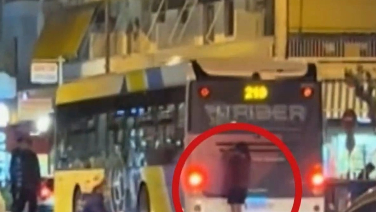 Νεαρός στην Καλλιθέα κρεμάστηκε από λεωφορείο με πατίνι για λίγα views