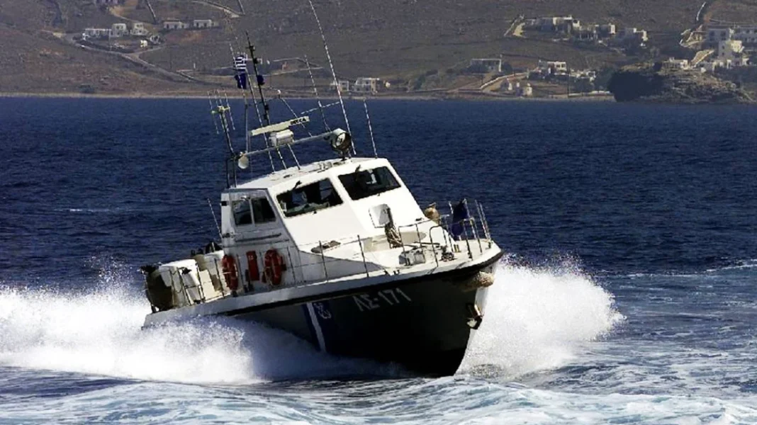 Ένας νεκρός και τέσσερις αγνοούμενοι μετανάστες στη Σάμο – Άλλοι 26 εντοπίστηκαν στην ξηρά